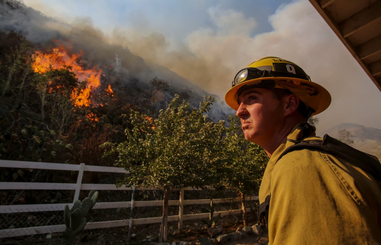 Los bomberos no se detienen al tratar de apagar el incendio forestal de Azusa.