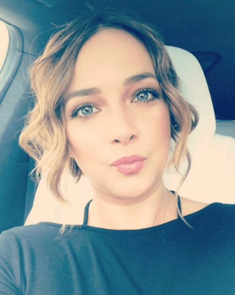 Con 33 años la actriz Adamari López se vió sorprendida por el cáncer de seno. "Tocando uno de mis senos descubrí una bolita que parecía que no era normal. Fuí donde el médico y me dijo que a lo mejor era un cambio hormonal por el periodo, pero me siguió el dolor y regresé y me hicieron una mamografía y descubrieron que tenía una masa. Luego una biopsia confirmó que era maligna, que era cáncer".