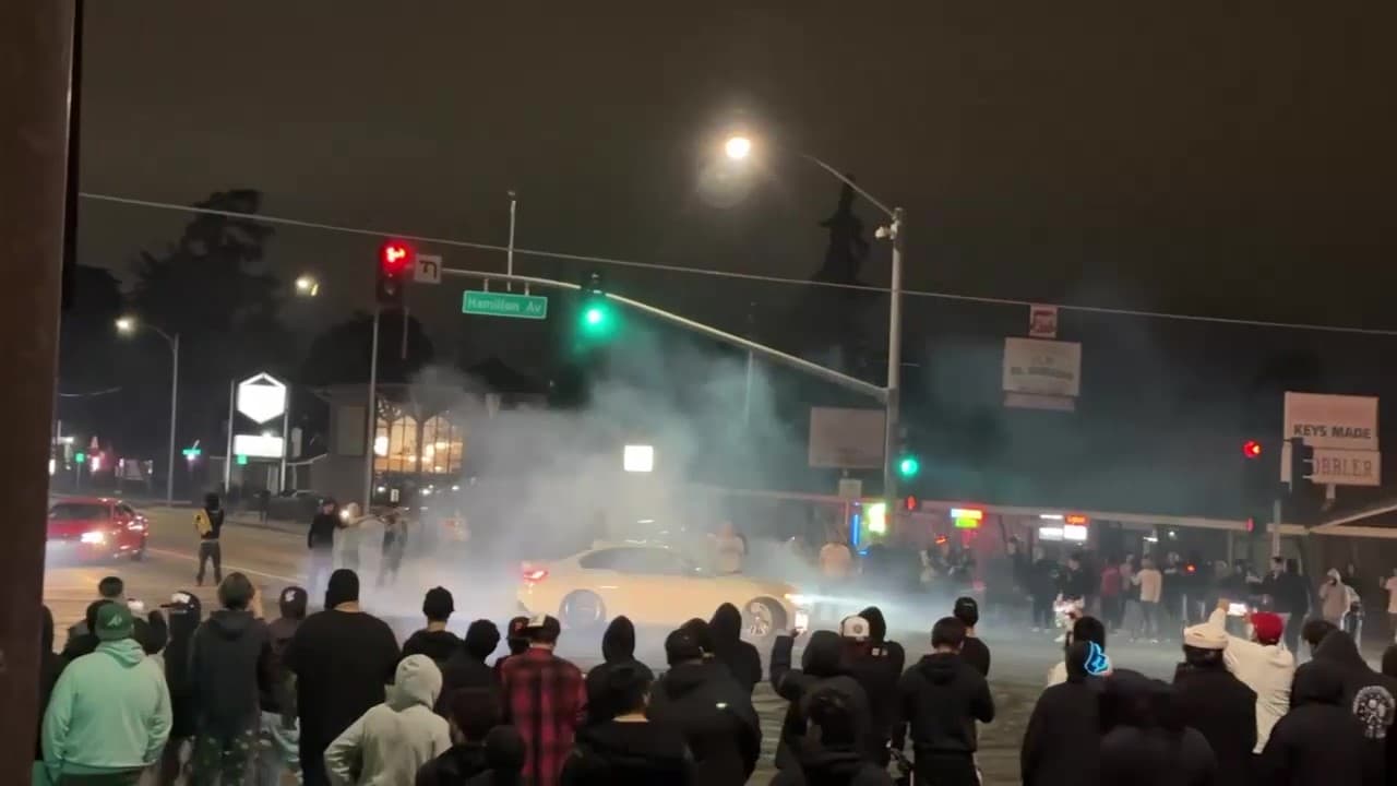 El primer lugar donde se llevó a cabo el espectáculo fue la rampa de salida de la Avenida Camden y la autopista 85, donde los vehículos realizaron maniobras peligrosas mientras la multitud los observaba.