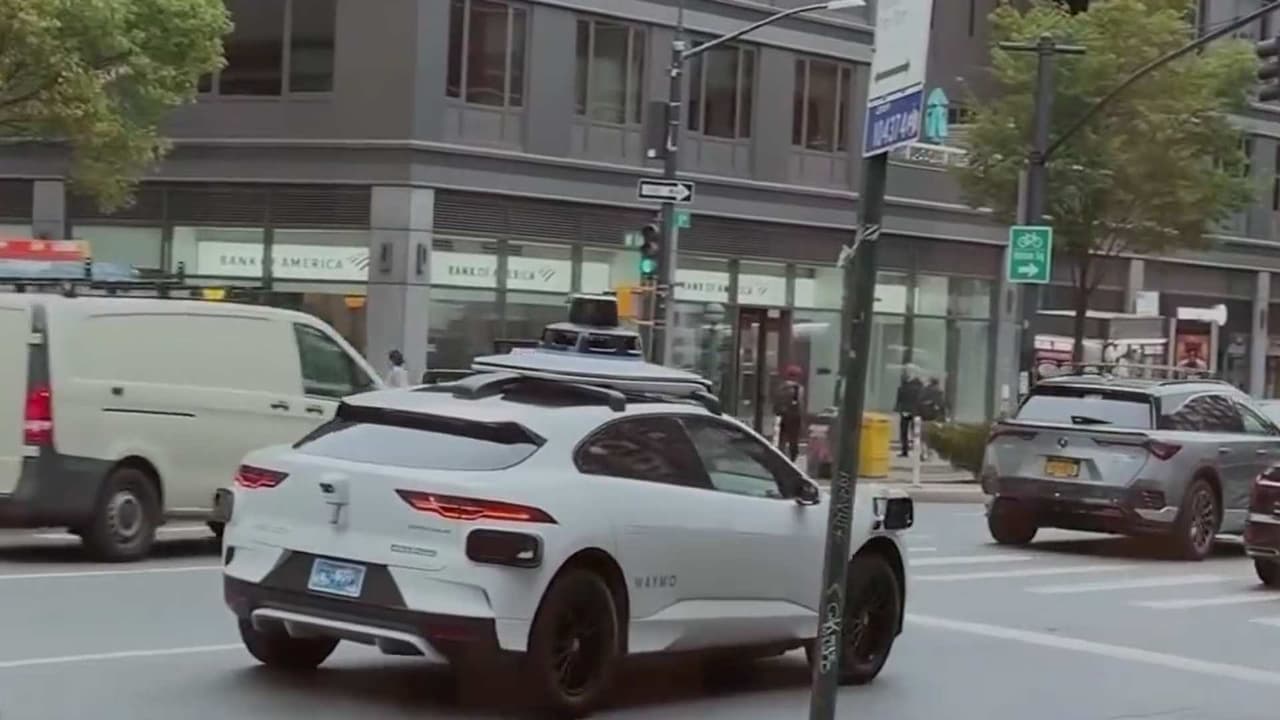 Auto autónomo Waymo detecta conducta sospechosa y retiene a dos adolescentes en California