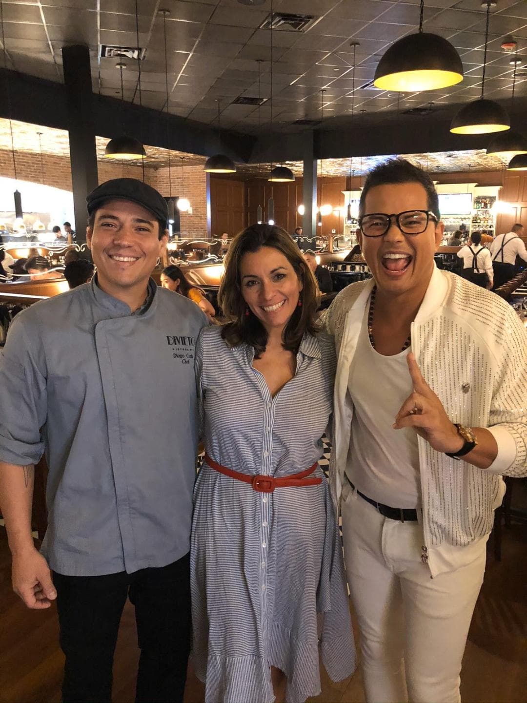 El cantante colombiano 
<b>Charlie Zaa</b> quedó fascinado con el menú de 70 diferentes recetas italianas de 
<b>Divieto Ristorante en Aventura Mall. </b>Entre las que más le gustaron estuvo el Fettuccine Alfredo preparado en una gran rueda de queso Parmigiano Reggiano en su propia mesa.