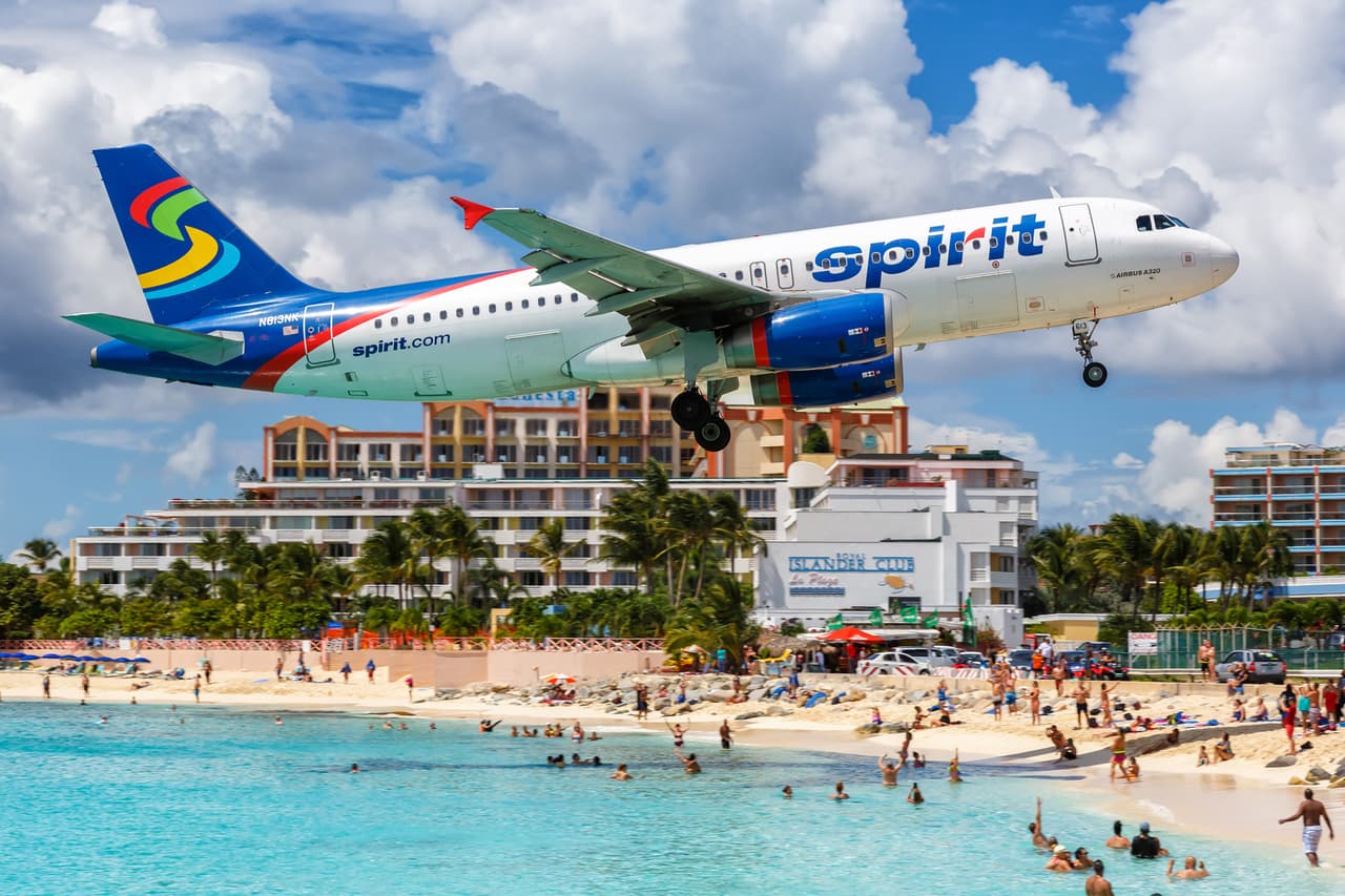 <b>St. Maarten</b>
<br>
<br>Los estresantes aterrizajes en el aeropuerto principal de este paraíso caribeño son un tema común en las redes sociales de sus visitantes. El extremo de la pista colinda con una concurrida playa y al aterrizar los aviones pasan inusualmente cerca sobre las sombrillas de los bañistas. Los aterrizajes son parte del espectáculo junto al hermoso paisaje, y aunque parece divertido es peligroso: en 2017, una turista que se subió a la valla límite entre el aeropuerto y la playa 
<a href="https://www.washingtonpost.com/news/worldviews/wp/2017/07/13/woman-killed-by-jet-engine-blast-at-popular-caribbean-tourist-attraction/"><u>murió por la explosión del motor de un avión</u></a>.
<br>
<br>Un reportaje de CNN travel destaca además que 
<a href="https://www.cnn.com/travel/article/scariest-airport-landings/index.html"><u>el despegue en este aeródromo</u></a> también es inquietante, Al alzar vuelo en dirección contraria a la playa los aviones se dirigen directamente a una montaña que deben superar en pocos segundos.