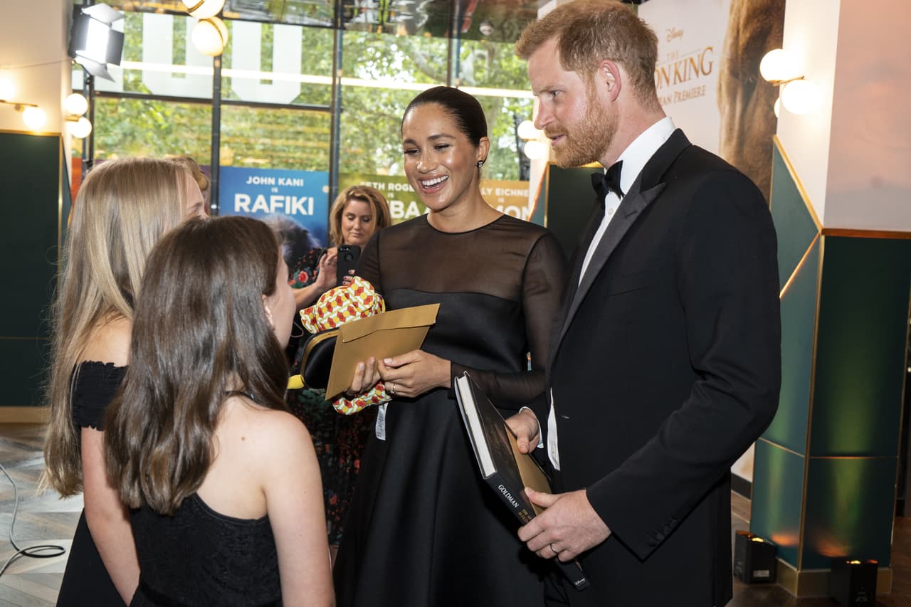 Estas chicas, identificadas como hijas de ejecutivos de la empresa Disney, quisieron intercambiar algunas expresiones con Meghan Markle, a quien alguien le regaló un peluche que no es difícil saber para quién es.