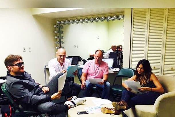 Ese guapo galán de gafas oscuras es nada menos que "El Dasa", y ya está en Miami junto a la bella Alejandra Espinoza.