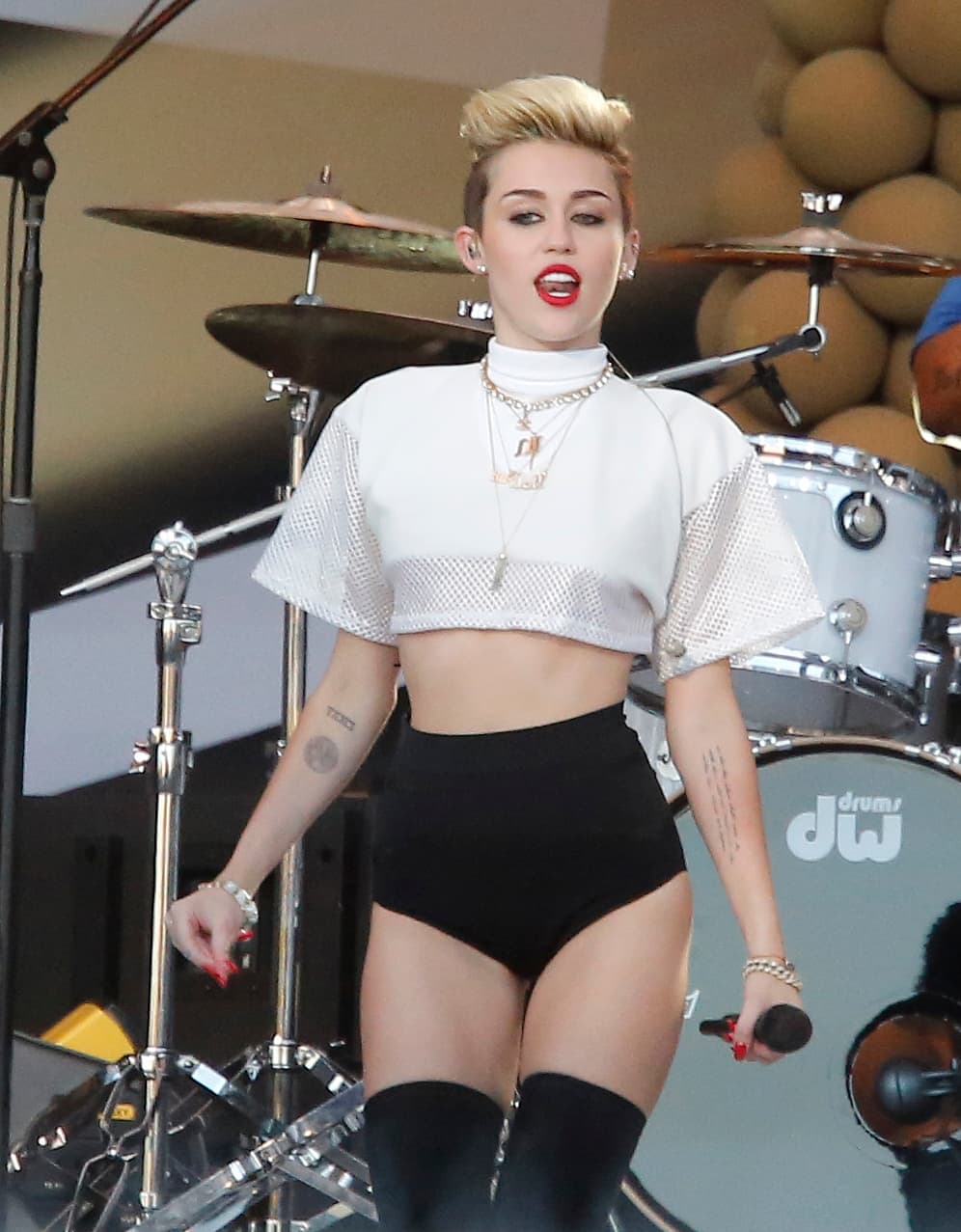 La polémica rubia prefiere enseñar pierna la mayor parte de las veces.