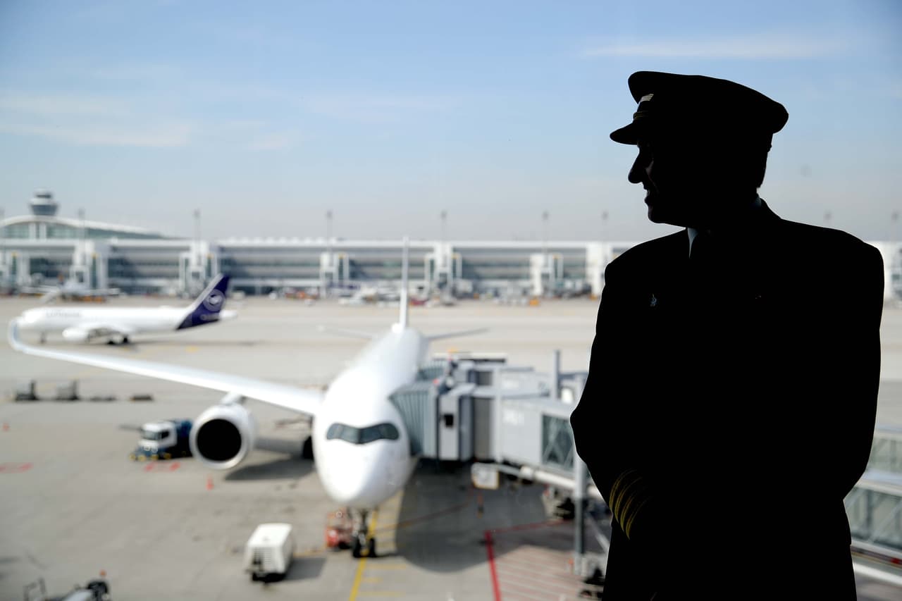 <b>Puesto:</b> 5
<br>
<br>
<b>Trabajo: </b>Piloto de avión o ingeniero de vuelo
<br>
<br>
<b>Muertes por cada 100,000 trabajadores:</b> 34.3