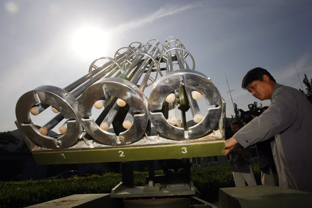 Un lanzador de cohetes utilizado para sembrar nubes para inducir la lluvia se ve en una estación de la Oficina Meteorológica de Beijing, China, en esta foto de archivo del jueves 19 de julio de 2007.