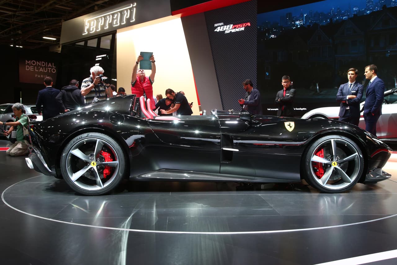 Mientras que las ruedas traseras, aunque también son de 21 pulgadas, calzan neumáticos 315/30.