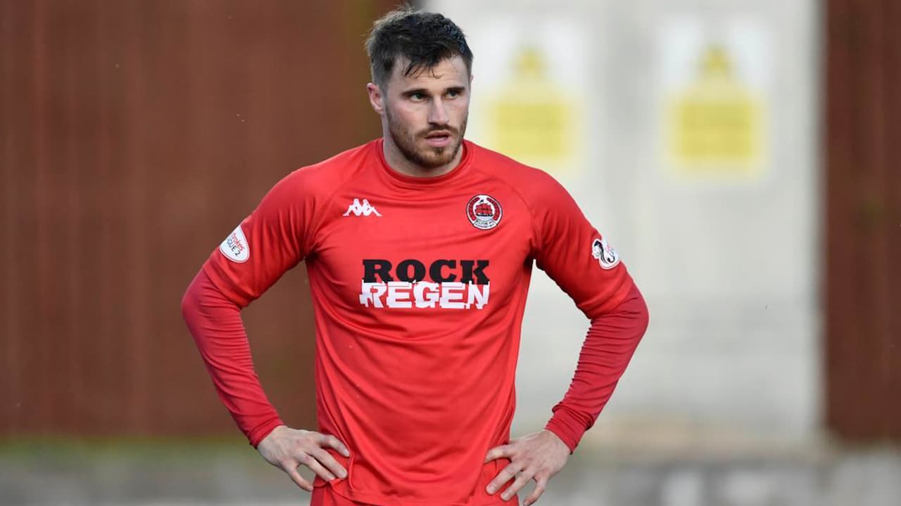 ¡Polémico fichaje! Club contrata a jugador acusado de violación