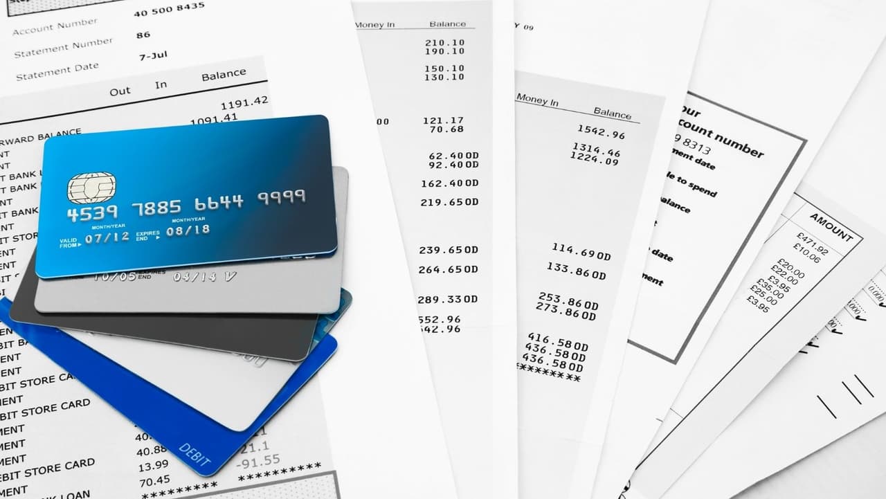 <b>Método de la bola de nieve de la deuda</b>: Ordenará sus deudas del
<b>saldo más bajo al más alto</b>, independientemente de las tasas de interés de las tarjetas. Hará el pago mínimo en cada uno de los saldos de su tarjeta de crédito, y cualquier ingreso adicional se destinará a la tarjeta de crédito con el saldo más pequeño.