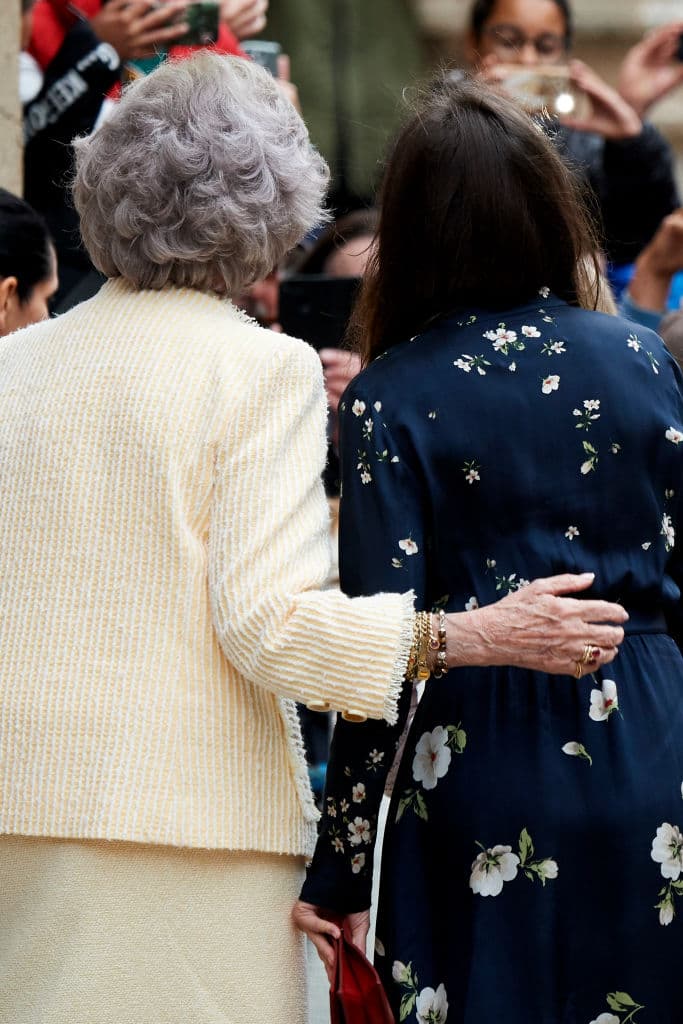 Todo lo contrario, la reina emérita le dio un cariñoso toque por la espalda a doña Sofía.