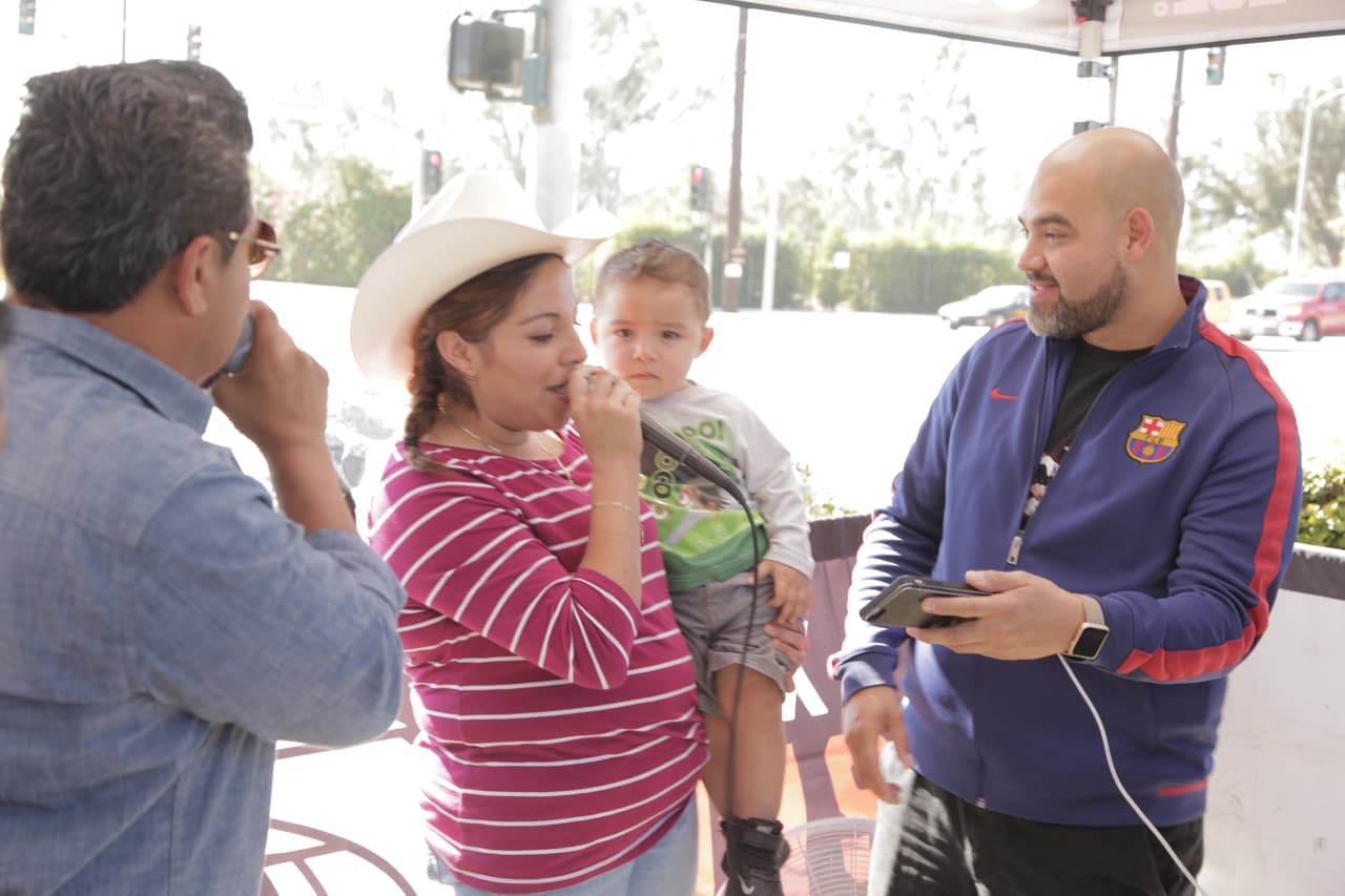 'El Bueno, La Mala y El Feo' entregando boletos en la ciudad de Carson.