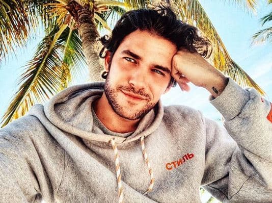 Se trata del fotógrafo profesional de origen italiano Alessandro Morelli a quien, incluso, Ana Brenda etiquetó en su instantánea.