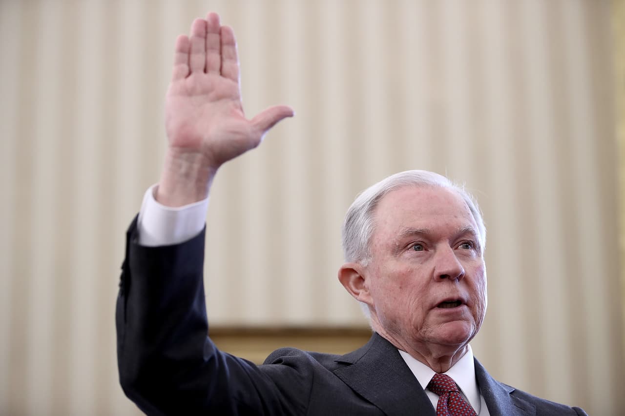 <b>Día 41/ Marzo 1: </b>El fiscal general, 
<a href="https://www.univision.com/noticias/politica/jeff-sessions-es-confirmado-como-nuevo-fiscal-general-por-que-los-inmigrantes-deben-estar-preocupados">Jeff Sessions</a>, habló en dos ocasiones con el embajador ruso en Estados Unidos 
<b><a href="https://www.univision.com/noticias/politica/sessions-no-informo-en-su-audiencia-de-confirmacion-de-dos-encuentros-con-el-embajador-ruso">el año pasado durante la campaña presidencial, dijeron funcionarios del Departamento de Justicia al diario</a></b> 
<a href="https://www.washingtonpost.com/world/national-security/sessions-spoke-twice-with-russian-ambassador-during-trumps-presidential-campaign-justice-officials-say/2017/03/01/77205eda-feac-11e6-99b4-9e613afeb09f_story.html?hpid=hp_no-name_no-name%3Apage%2Fbreaking-news-bar&tid=a_breakingnews&utm_term=.b5b417febb9f"><i>The Washington Post</i></a> 
<i>. </i>Sin embargo, no se refirió a estos encuentros durante su audiencia de confirmación como fiscal, cuando se le preguntó sobre los posibles nexos entre la campaña de Donald Trump y Moscú.