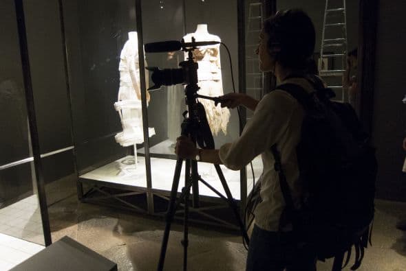 "Su manera de vestir fue resultado de su propio y fuerte sentido de identidad, una identidad construida desde el dolor físico", dijo Henestrosa durante un recorrido por la exposición.