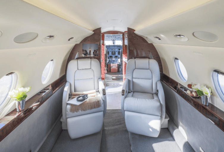 Cuenta con un teléfono satélite, CD-DVD, centro de entretenimiento, horno de microondas, horno eléctrico y refrigerador.