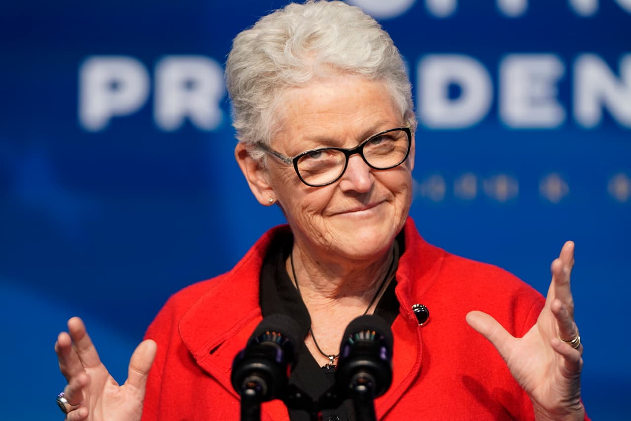 <b>Asesora nacional sobre el clima: Gina McCarthy.</b> Dirigió la Agencia de Protección Ambiental durante el segundo mandato del presidente Barack Obama. Desde entonces, ha sido directora ejecutiva del Consejo de Defensa de los Recursos Naturales. Al principio de su carrera, McCarthy fue reguladora ambiental en Connecticut. Este cargo no necesita confirmación del Senado.