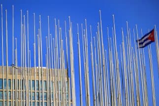 La bandera cubana ante la nueva embajada de EEUU en Cuba