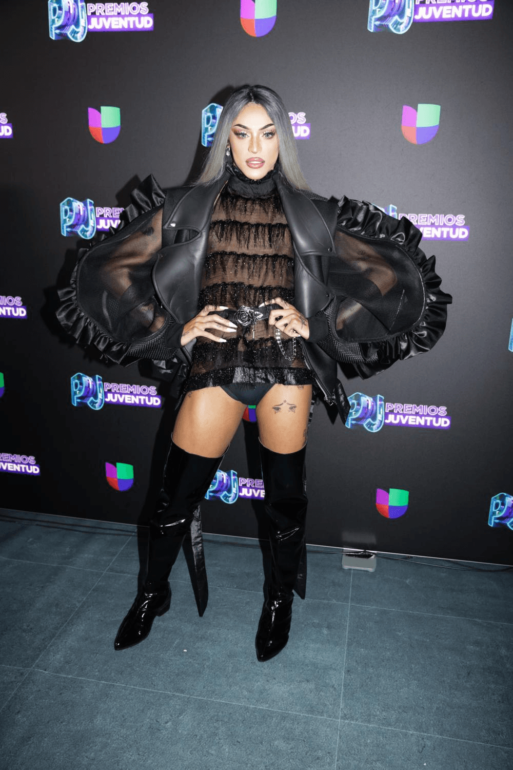La brasileña Pabllo Vittar llevó su look a otro nivel con un minivestido en el que destacaron las mangas voluptusas con holanes. La cantante usó Bispo dos Anjos y botas de Lucas Regal.
