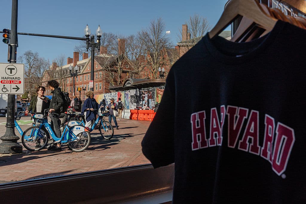 La incertidumbre en estudiantes internacionales de Harvard por el retiro de certificaciones para visados