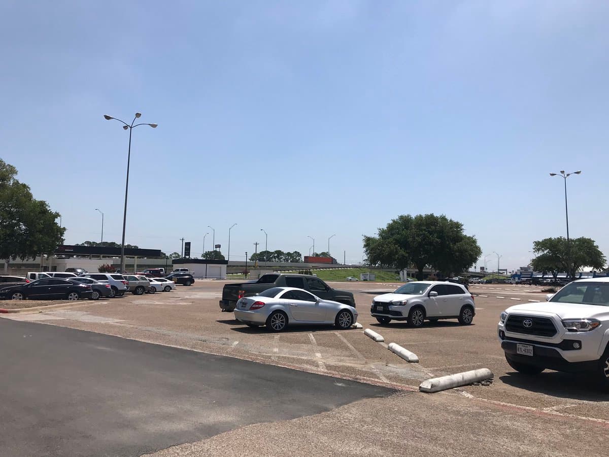 El hombre se encuentra en condición crítica y una tercera persona sufrió heridas leves.