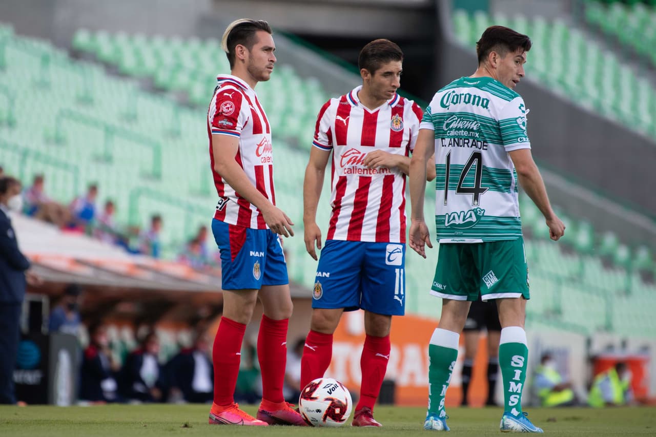 La única forma en que Chivas ataca a Santos es desde el balón parado y sin mucho peligro.
