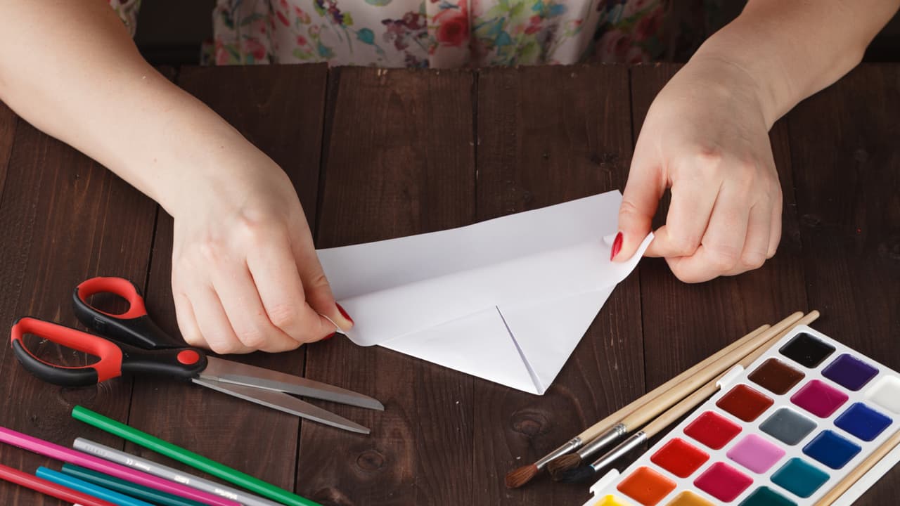 Una vez que anotes tus tres objetivos, dobla el papel muy bien y que quede en forma de triángulo.