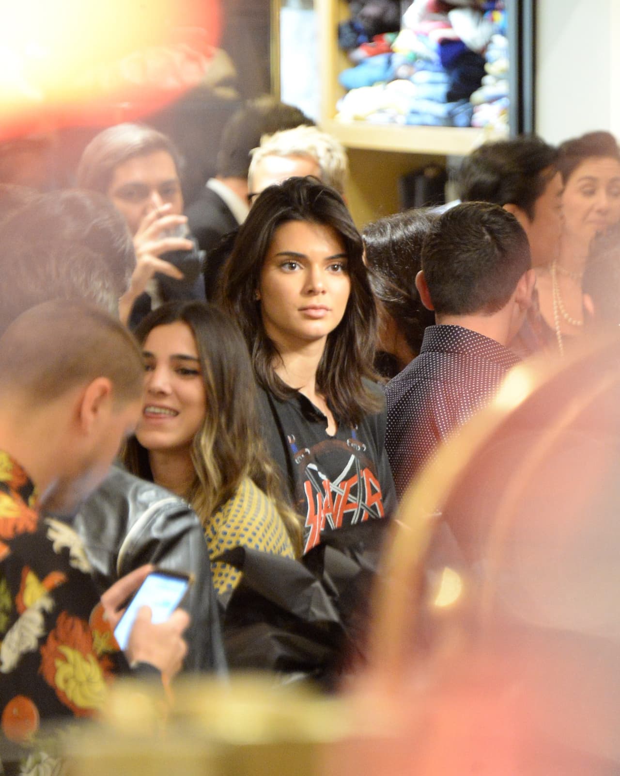 Kendall muy atenta a sus alrededores.