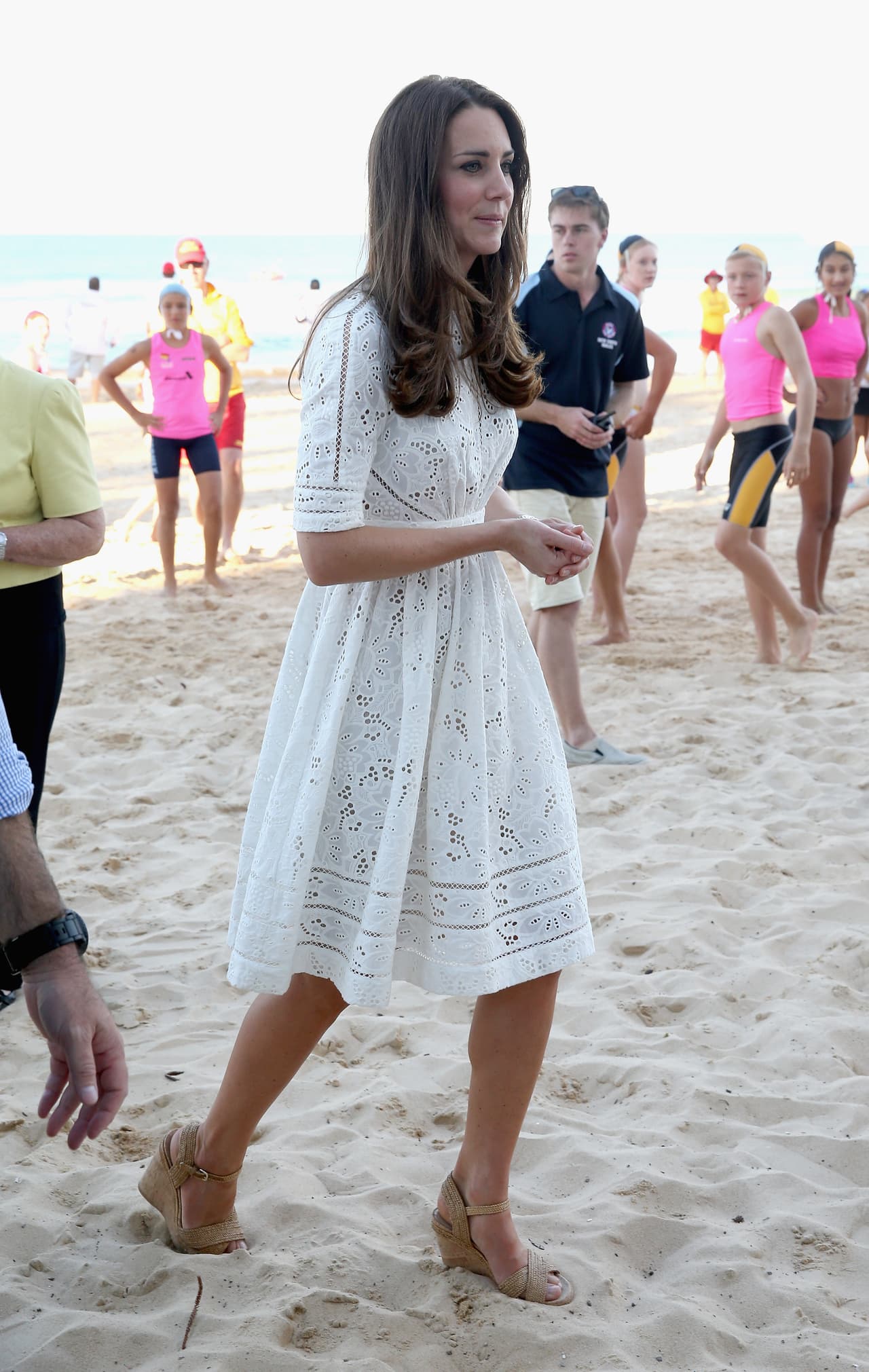 En comparación, para una ocasión similar Kate eligió un vestido mucho más apropiado para la playa de la marca australiana 
<b><a href="https://us.zimmermannwear.com/">Zimmerman</a></b> en tira bordada color crudo. La prenda ‘Roamer’ tenía mangas cortas, falda corta plisada y estaba ajustado a la cintura y tenía un costo de $525 dólares.