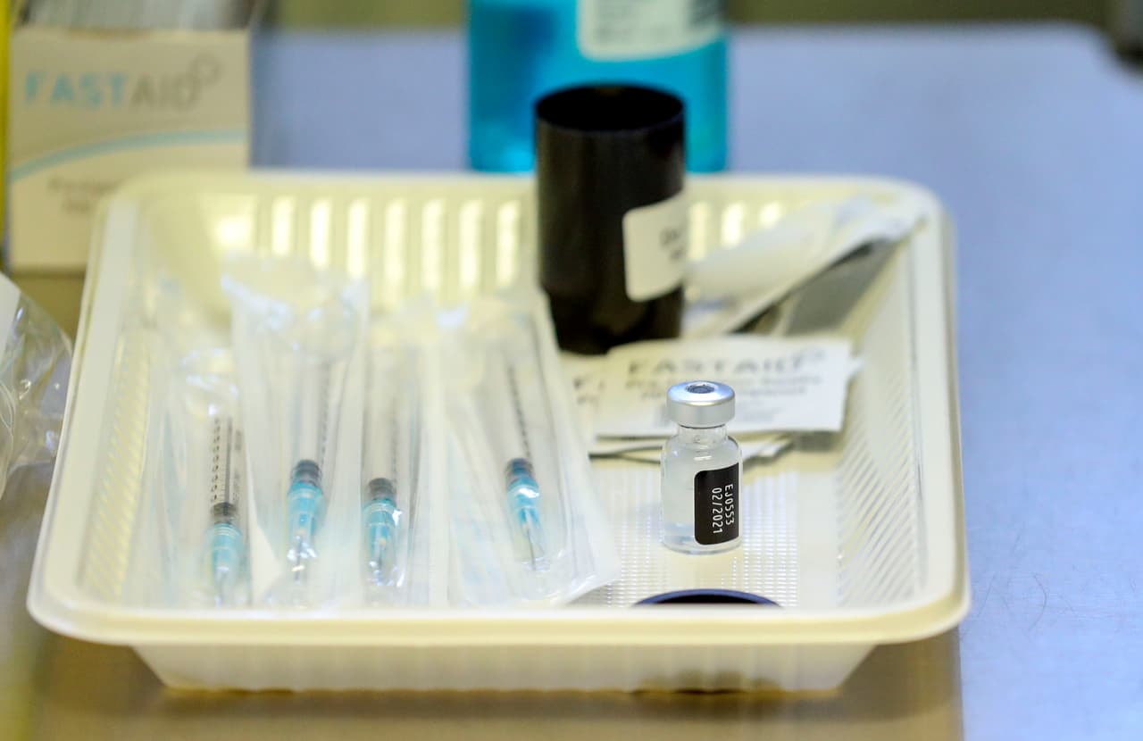 <b>¿Cuánto costarán las vacunas?</b>
<br>
<br>El gobierno de EEUU compró las vacunas para ofrecerlas gratis a la ciudadanía. Moderna ha dicho que venderá las dosis a otros gobiernos a un precio entre 32 y 37 dólares. El costo en EEUU será inferior, algo lógico tomando en cuenta que la compañía se ha beneficiado de unos 2,500 millones de dólares del Gobierno para su investigación en el marco de la operación 
<i>Warp Speed </i>que permitió acelerar su fabricación.