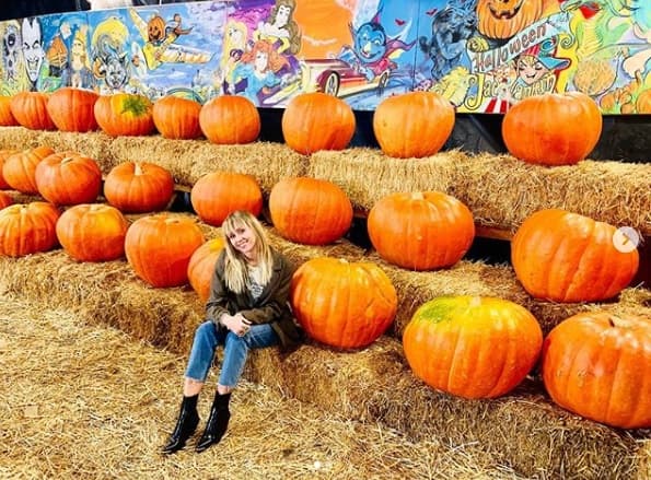 "Estoy tratando de sobrevivir en un mundo de un hombres. ¿No puedo besar y tener un acai bowl?", recalcó en el texto publicado en sus historias de la red social.