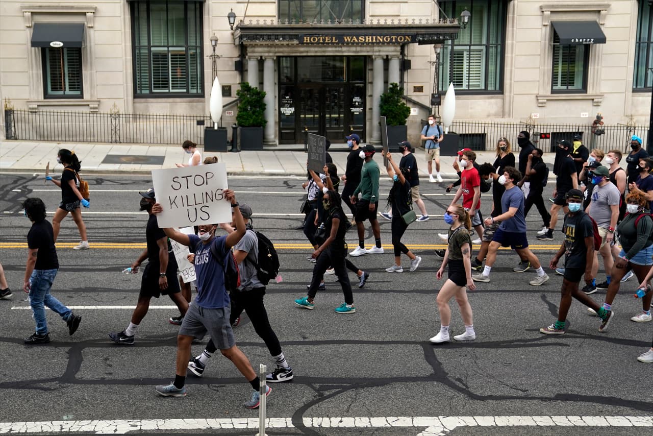 Manifestantes
<b>protestan por la muerte de George Floyd</b> en Washington. Es el cuarto día consecutivo de protestas en la ciudad.