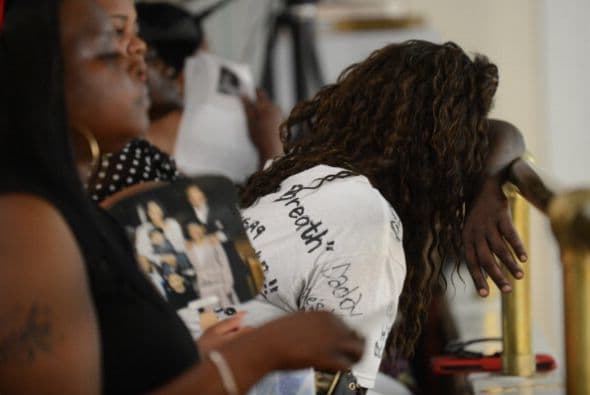 Familiares despidieron a Eric Garner, el hombre que murió bajo custodia de la policía en Staten Island. La agencia municipal que investiga las acusaciones de abusos por parte de la Policía anunció que está estudiando miles de quejas que ha recibido en los últimos años por el uso de técnicas de asfixia para la inmovilización de sospechosos.