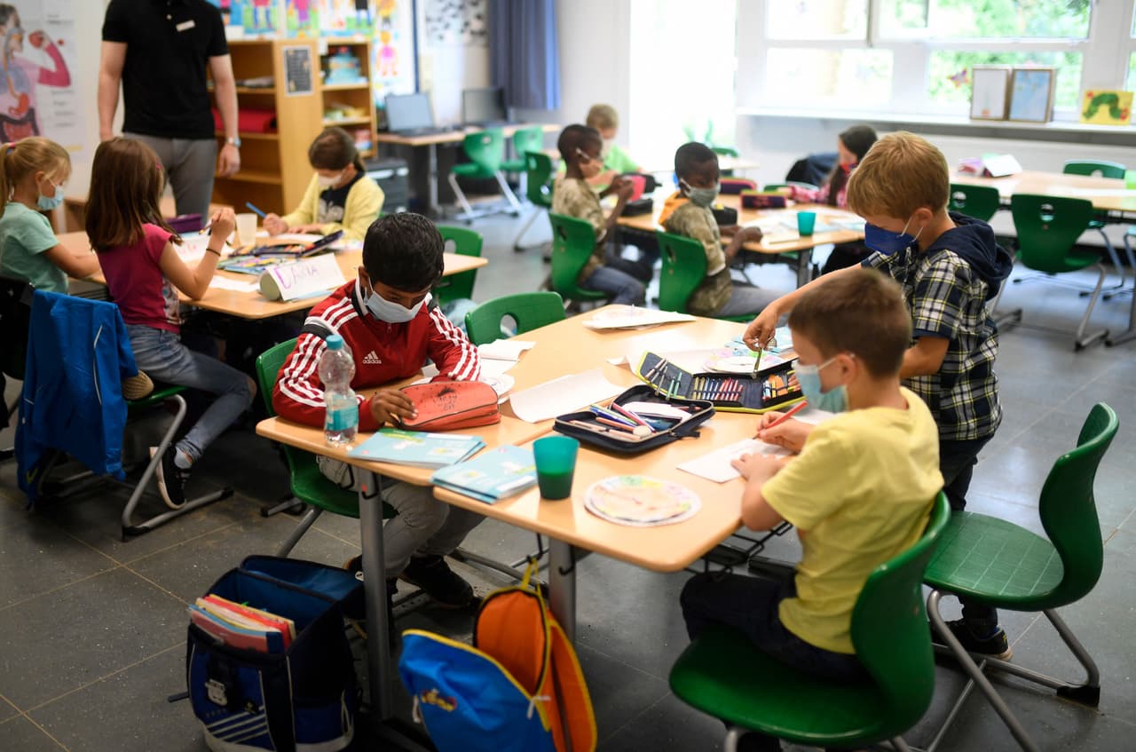Escuelas de Florida podrán exigir mascarillas obligatorias, pero los padres decidir que sus hijos no las utilicen