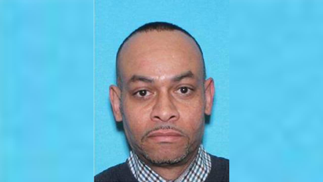 FBI busca a víctimas de hombre acusado de grabar pornografía infantil en baños de la YMCA