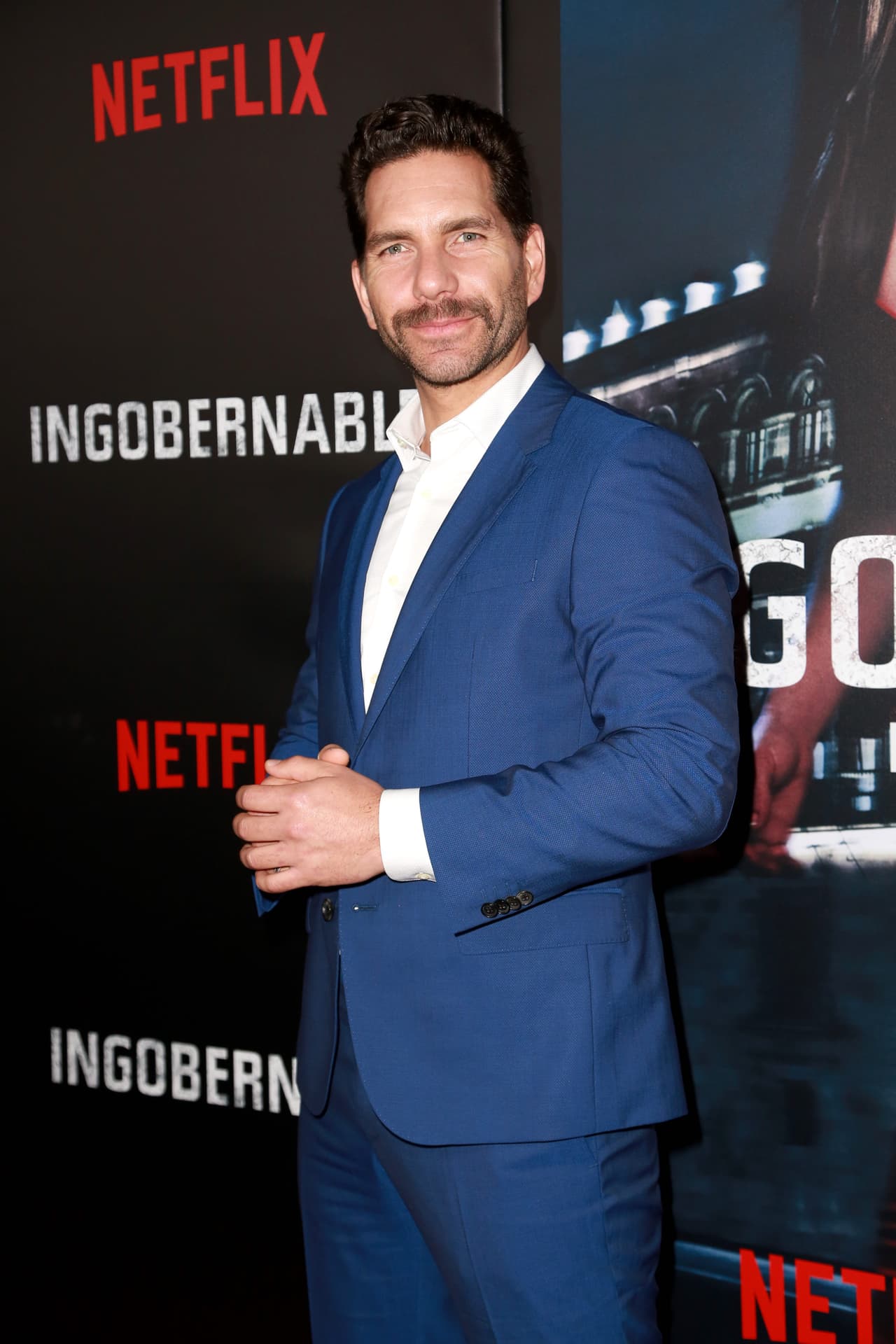 Con tremendo bigote y vestido de azul, el mexicano Arap Bethke.