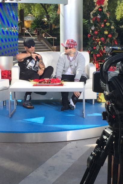 Aún con el pie malo Farruko estuvo sonriente durante sus entrevistas.