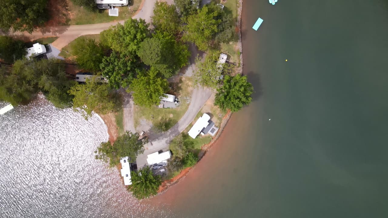 Muchos de los campamentos están ubicados en la pintoresca orilla del lago, y otros campamentos ofrecen entornos más privados.
