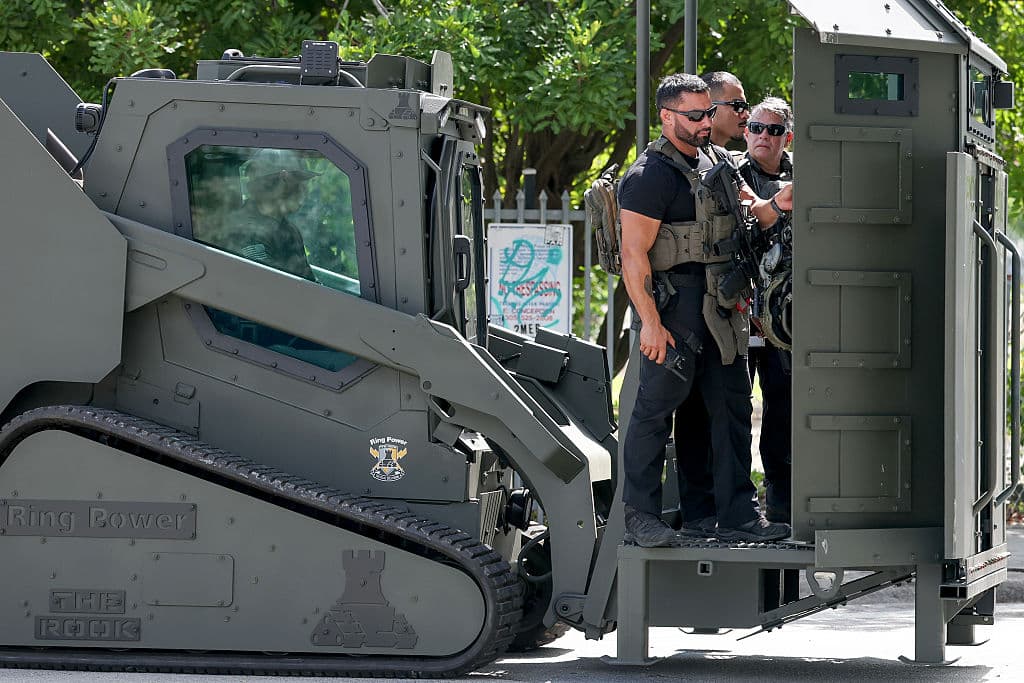 El sospechoso de haber herido a los policías se 
<a href="https://www.univision.com/local/miami-wltv/dos-policias-de-miami-heridos-tras-tiroteo-noroeste-ciudad?daa" target="_blank">atrincheró dentro de una casa de Allapattah</a>.