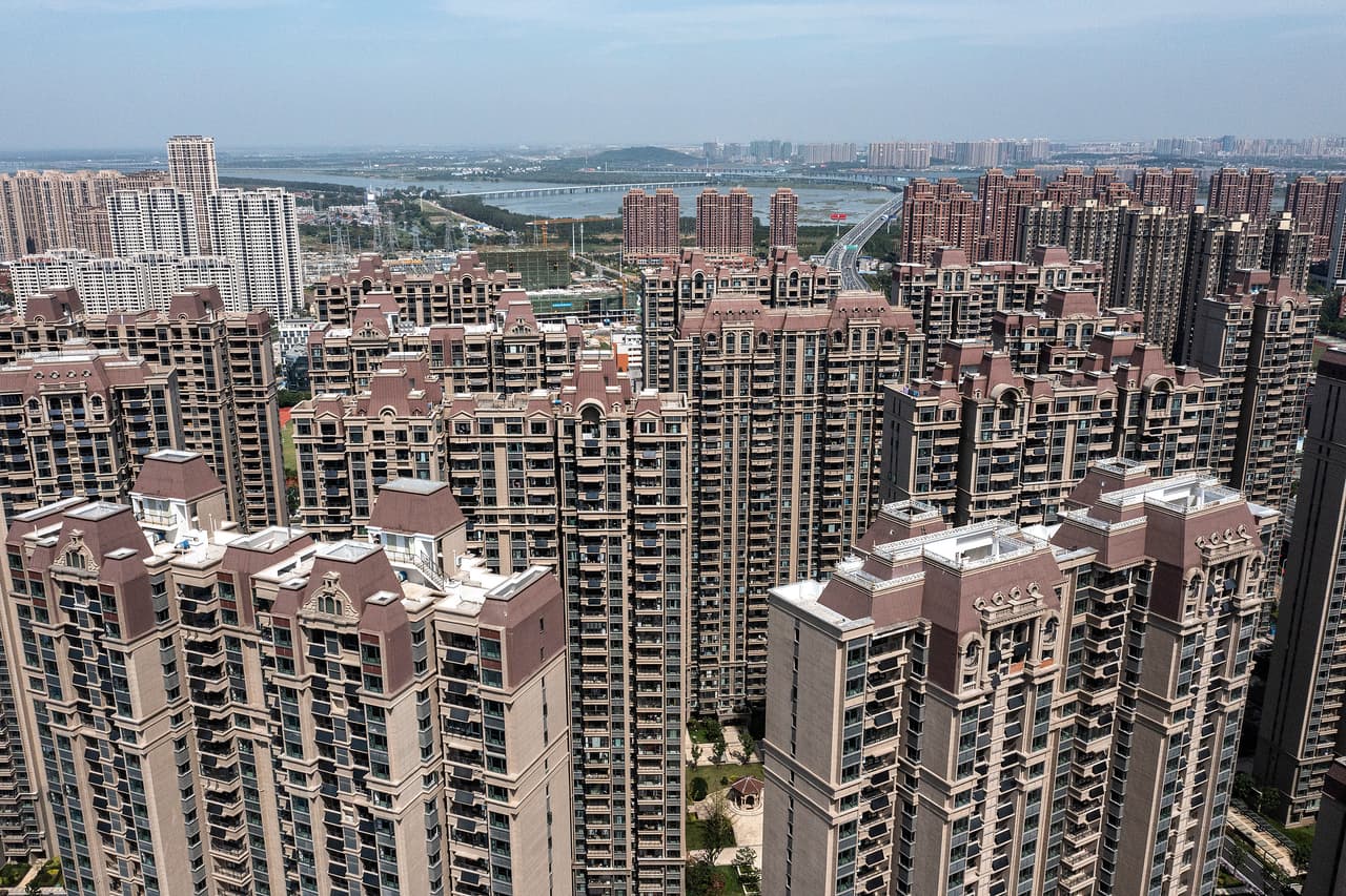 Evergrande enfrenta una severa crisis de liquidez y 
<a href="https://www.cnbc.com/2021/10/15/chinas-central-bank-says-evergrande-is-unique-and-most-real-estate-developers-are-stable.html"><u>sus deudas superan los 300,000 millones de dólares</u></a>, un aprieto que pone en jaque a la economía china y que podría incluso afectar a la economía mundial en general.
<br>
<br>En la imagen, los edificios residenciales ‘Evergrande Changqing’, construidos por el desarrollador más grande de China en la ciudad de Wuhan, en el centro del país. Este es solo uno de los gigantescos proyectos de vivienda de esta compañía, afectada por el enfriamiento del mercado inmobiliario causado por el exceso de oferta.