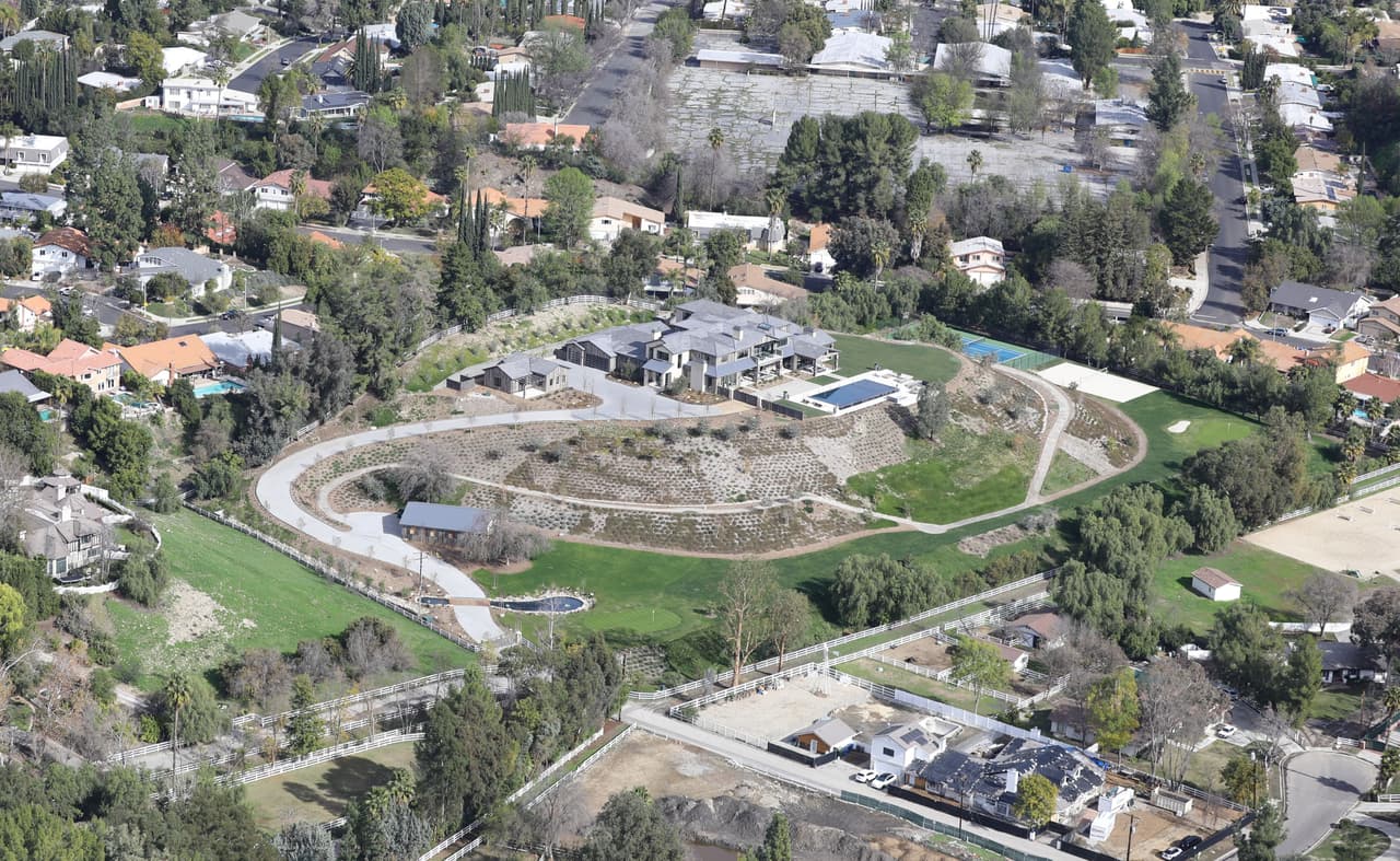 Una vista aérea sobre la propiedad revela que la mansión de la mamá de Stormi está rodeada por otras casas mucho más pequeñas.
<br>