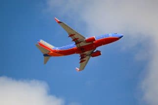 Mujer que agredió a azafata de Southwest enfrenta cargos federales