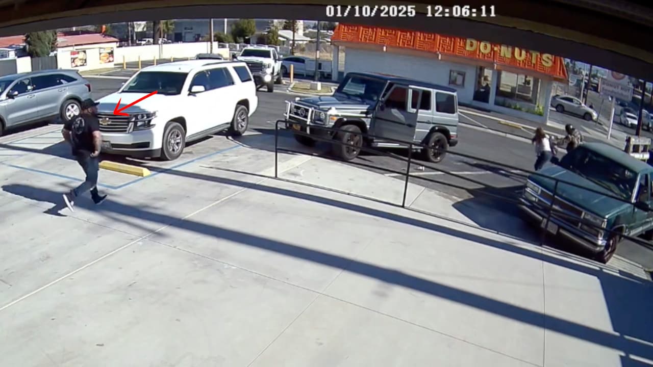 Al ver la confrontación, un hombre sale del restaurante para intentar ayudar a Yeseina que no puede quitarle el arma al agresor, y quien ya ha realizado algunos disparos.