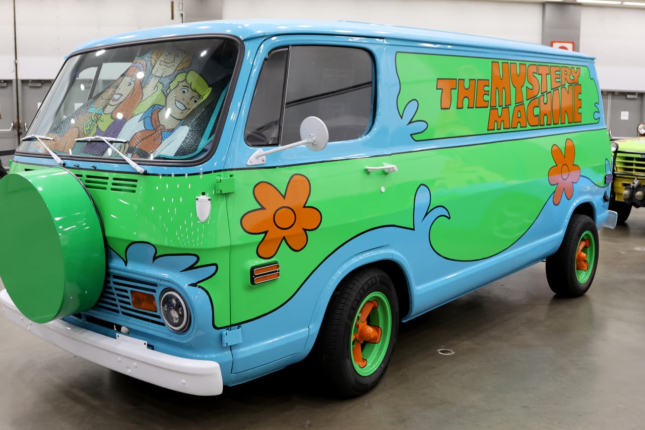 La icónica Mystery Machine de Scooby-Doo brilla en LA Comic Con 2025: esta reliquia televisiva demuestra la permanencia cultural de la pandilla resuelve-misterios. Con sus inconfundibles colores verde y azul, la van transporta a fans a décadas de aventuras paranormales.
