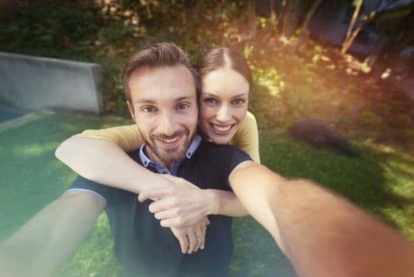 5. No abuses de los filtros. Entras a Instagram y piensas: “Mis amigos están rejuvenecidos, fueron a un spa sin avisarme” o “¿Qué tratamiento facial está haciendo esta mujer?”.