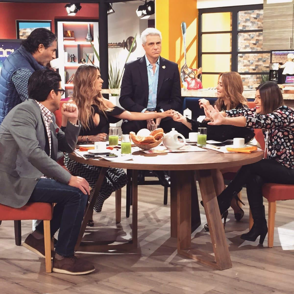 ¡Qué rico! Nada como disfrutar de un completo desayuno con tus grandes amigos.