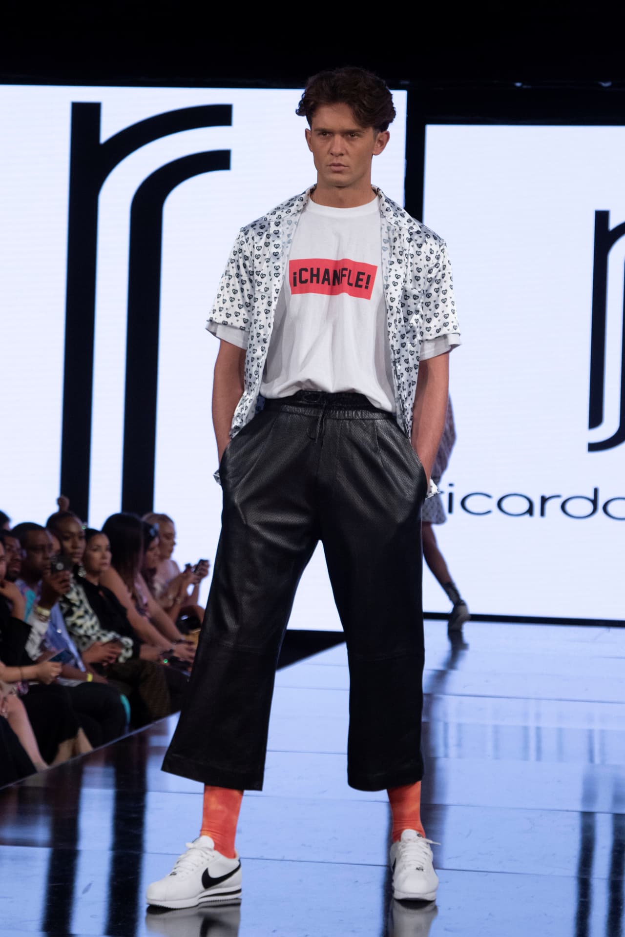 "¡Chanfle!", tampoco quedó fuera. "Siempre me he inspirado en algo de México, 
<b><a href="https://www.univision.com/galavision/10-cosas-que-no-sabias-de-el-chapulin-colorado-fotos">qué mejor que este personaje</a></b>, que no sólo es nuestro sino de Latinoamérica", dijo Seco a la agencia EFE.