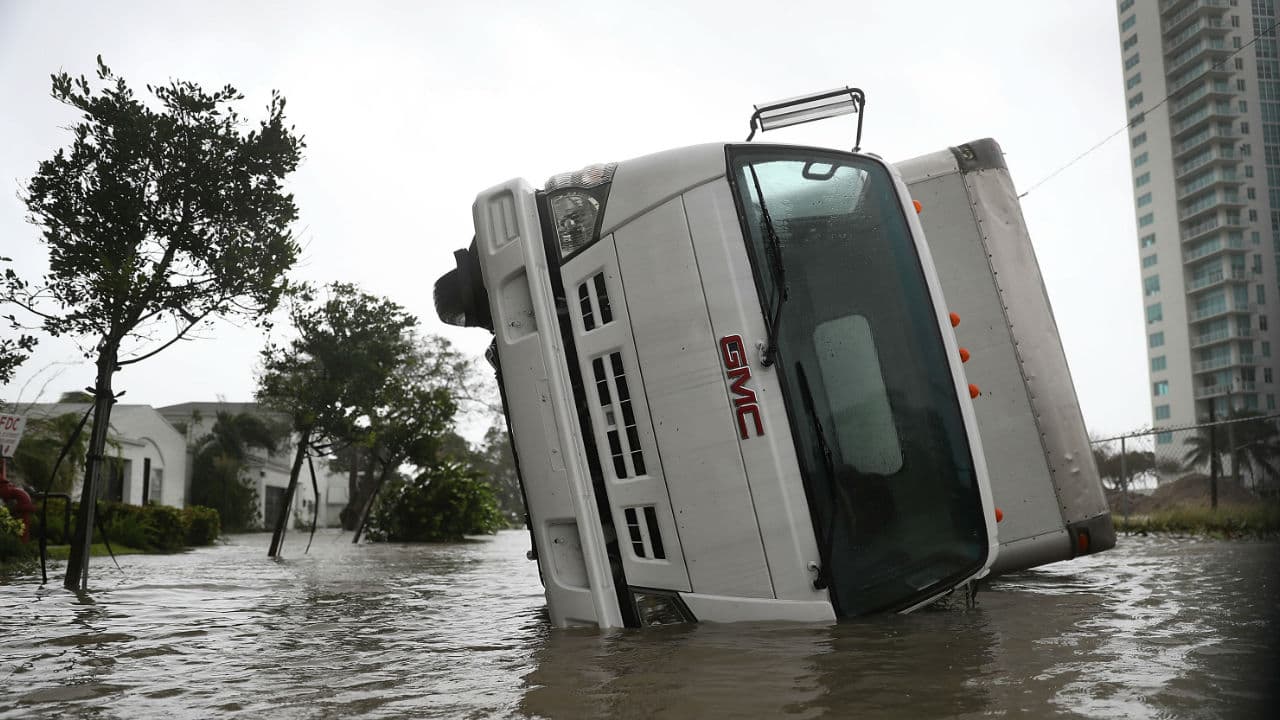 Los vientos movieron lo que
<b>encontraron a su paso y la fuerza</b> volteó vehículos utilitarios como éste.