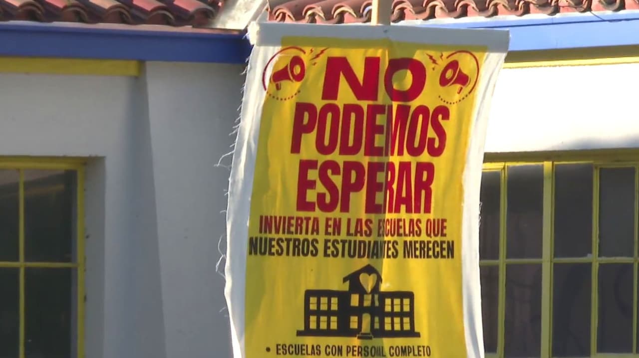 Maestros de Twin Rivers inician huelga histórica por salarios y cobertura médica