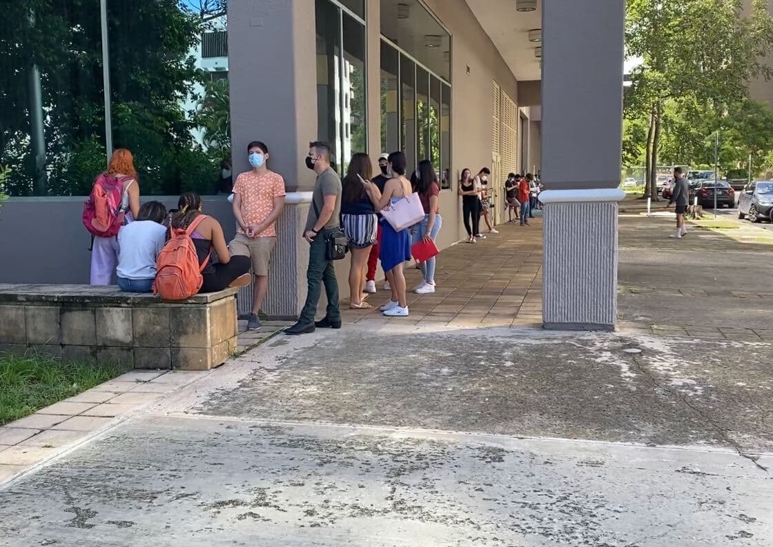 En un recorrido por varias JIP, se pudo constatar que muchos de los ciudadanos que fueron a inscribirse son jóvenes, algunos
<a href="https://www.univision.com/local/puerto-rico-wlii/bad-bunny-saca-su-tarjeta-electoral-para-votar-en-puerto-rico">inspirados por Bad Bunny</a>.